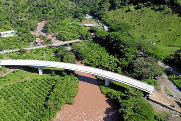 Puentes como este se construyeron para mejorar la movilidad en la vía Manizales - Medellín.