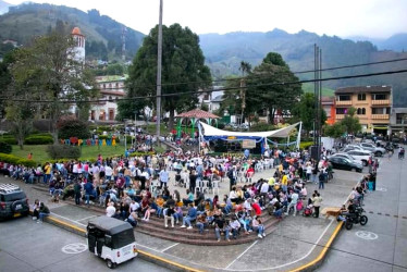 Aunque fue un bingo virtual, muchas personas imprimieron sus tablas y se reunieron en la plazoleta del parque para compartir con familia y amigos.