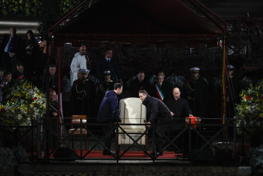 Personal del Vaticano retiró la silla del Papa Francisco este Viernes Santo durante el viacrucis.