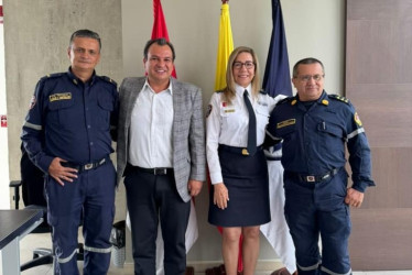 El secretario de Gobierno de Caldas, Jorge Andrés Gómez, y los comandantes de bomberos de Anserma, Carlos Alberto Castrillón; de Riosucio, Óscar Fernando Mejía, y la directora nacional de Bomberos, Lourdes del Socorro Peña.