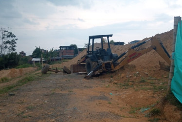 "Hay trabajadores que se están llevando materiales como parte de pago porque no les dan respuesta", dijo un empleado que prefirió mantener el anonimato. En la imagen se ve una excavadora desvalijada en el frente de obra de Palestina (Caldas). 