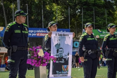 En la final del Torneo Reyes Magos de fútbol aficionado en Aranjuez (Manizales) se rindió homenaje póstumo a Sady Rivera, quien comandaba el CAI del barrio.