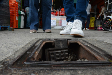 Peatones reclaman descuido de Aguas de Manizales en la conservación de las tapas. La entidad afirma que se están elaborando en un mejor material para evitar los hurtos. Conservación.