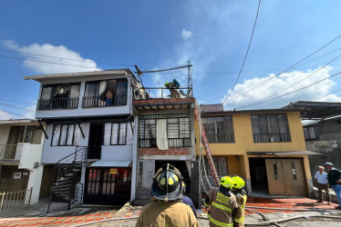 En La Enea una vivienda de tres pisos, en la carrera 36A con calle 98, fue afectada por las llamas.