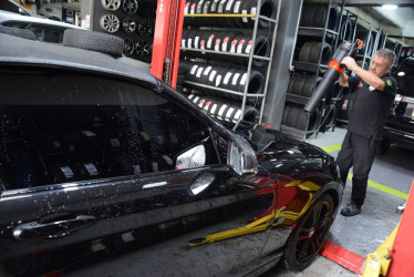 Proceso de secado de un BMW. El recubrimiento en cerámico hace que el agua salga con mayor facilidad.