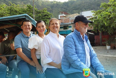 El gobernador de Caldas, Henry Gutiérrez, y su comitiva montaron en marranita para ir a escuelas rurales de Palestina a entregar kits escolares.