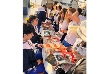 Los estudiantes tuvieron acceso al préstamo de libros para realizar la actividad.