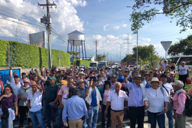 El miércoles varios cafeteros se reunieron en Armenia para insistir en la mala situación económica que enfrentan.