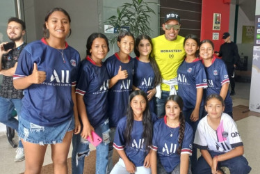 Las niñas del colegio Francisco José de Caldas de Pácora posan para la foto con Dayro Moreno. Ellas juegan las finales departamentales intercolegiadas.