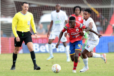 El árbitro Wílmar Roldán es señalado como un responsable del empate 0-0 del Once Caldas ante el Pasto por no pitar un penalti a favor del Blanco.