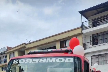 Yenny Henao, alcaldesa de La Merced, y su esposo, el exalcalde Jhónatan Vásquez, sacan pecho por la llegada al municipio de una máquina cisterna para los bomberos.