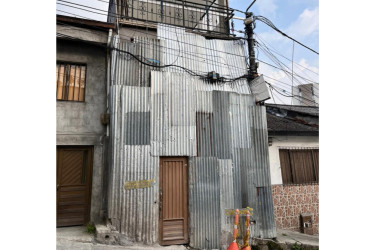 Una cámara de gas y de agua que provienen del edificio ocupan el andén de la calle 46.