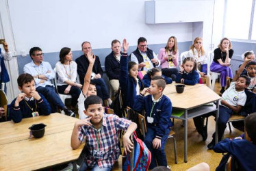 Miembros de la junta directiva de la Fundación Jacobs presentaron ayer en la I.E. León de Greiff, de Manizales, su programa Colombia Evidencia Potencial en Educación.