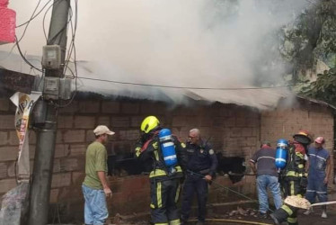 Esta es la casa incendiada en Marmato.