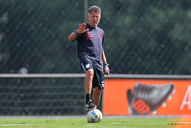 Juan Carlos Osorio en un entrenamiento de Athletico Parananese.