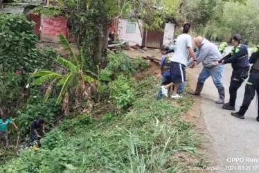 La comunidad y la Policía de La Felisa lo auxiliaron y ayudaron a sacar la moto.