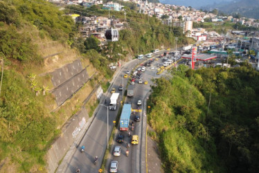 El trancón en horas pico en el sector de Los Cámbulos es el único que aqueja a los ciudadanos, sobre todo a quienes se dirigen para Villamaría.