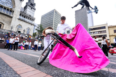 Los taurinos se congregaron ayer en la Plaza de Bolívar, de Manizales, para defender las corridas de toros.