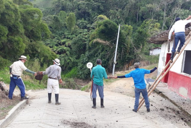 Los vecinos se unieron para ayudar a Aura Gómez y su hija, Bertha, a demoler su deteriorada vivienda.