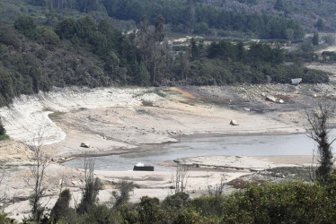 Con extensas playas formadas por la falta de agua se observa este jueves el embalse San Rafael ubicado en el municipio de La Calera (Colombia). 