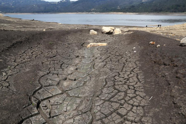 Fotografía de archivo del 11 de abril de 2024 que muestra las extensas playas formadas por la falta de agua el embalse San Rafael ubicado en el municipio de La Calera (Colombia). 