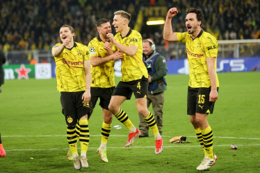 Los jugadores del Borussia Dortmund celebran después de los cuartos de final de la Liga de Campeones de la UEFA, el segundo partido ante el Atlético de Madrid en Dortmund, Alemania, que les dio el pase a las semifinales.