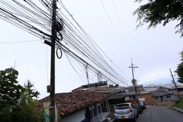 Foto | Luis Fernando Trejos| LA PATRIA  La montonera de cables se extienden por toda la cuadra.