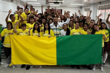 Parte de la delegación de Caldas que participará desde hoy en las regionales de los Juegos Intercolegiados. Aquí, Andrés Duque, secretario de Deporte de Caldas, les entrega la implementación.