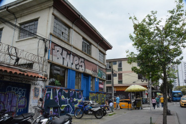 Según denunciantes, el inmueble ha servido hasta de bodega. Transeúntes se quejan de objetos que caen de la edificación. 