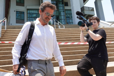 Rodolfo Sancho, padre de Daniel Sancho, saliendo del tribunal de la isla de Samui en Tailandia.