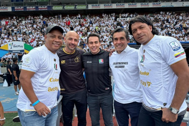 El alcalde de Manizales, Jorge Eduardo Rojas, estuvo en el reciente homenaje a Dayro Moreno por su récord como máximo goleador del Fútbol Profesional Colombiano. El mandatario se tomó esta foto en el estadio Palogrande con Arnulfo Valentierra, Elkin Soto, Sergio Galván y Juan Carlos Henao.