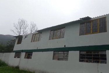 Unos daños en los techos de la escuela Rafael Jaramillo, de Risaralda, que fueron provocados por las lluvias del fin de semana, obligaron a que las autoridades ordenaran evacuar y cerrar el plantel. Los estudiantes fueron enviados a teletrabajo.