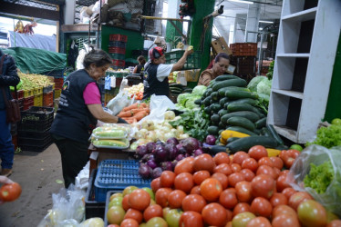 Vendedores de la Plaza de Mercado de Manizales enumeran las frutas y verduras que han mantenido precios accesibles pese a la temporada de calor. Conozca los alimentos recomendados.