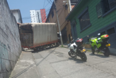 El camión bloqueó el ascenso por la carrera 26, entre las calles 24 y 25.