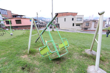 Foto | Luis Fernando Trejos | LA PATRIA Juegos caídos y vandalizados es la constante en el Parque del Colibrí.