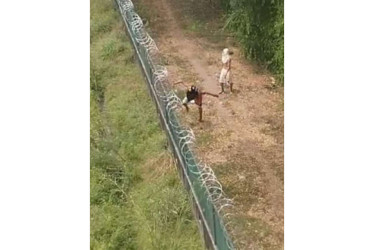 Imágenes de lanzamientos de elementos a la cárcel Doña Juana de La Dorada.