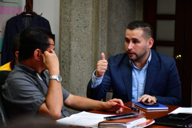 Luis Herney Vargas, secretario de Educación de Caldas, reunido con el presidente del sindicato Educal, Juan Carlos Martínez.