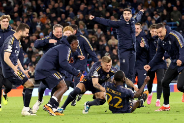 Antonio Ruediger del Real Madrid es celebrado por sus compañeros después de anotar el penalti ganador en la tanda de desempate durante los cuartos de final de la Liga de Campeones de la UEFA, partido de vuelta entre Manchester City y Real Madrid en Manchester, Gran Bretaña.