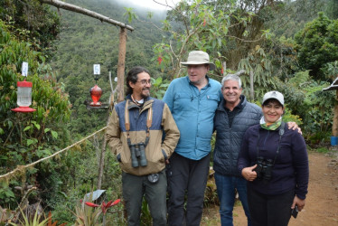 Doña Lucía, en compañía de visitantes, entre ellos el guía de turismo Sebastián Ballesteros. Es la tercera vez que llega con viajeros. 