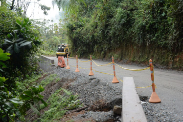 Las chivas que vienen desde Jardín (Antioquia) y los camiones cargados con pino son los principales vehículos que se mueven por esta vía.