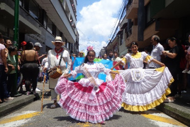 Estudiantes desfilaron por el municipio. 