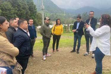 Con el alcalde de Anserma, Ómar Reina, verifican componentes que tendrá la sede Agroindustrial de la Universidad de Caldas en ese municipio.