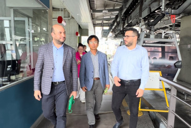 En el centro de la foto, Suk Soo Jung, director de Kotra (Oficina de Comercio e Inversión de la República de Corea) en Bogotá, quien recorrió Manizales en cable aéreo el 17 de abril. La Alcaldía le presentó el proyecto de continuidad de este sistema de transporte (líneas 4 y 5) para atraer posibles inversiones coreanas.