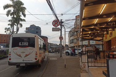 Foto | Cortesía | LA PATRIA Carros y motos transitan con precaución para evitar chocar con otros vehículos por la falta de visibilidad que ocasiona el bus.