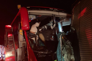 Este es el bus que se chocó cuando se dirigía hacia Pensilvania (Caldas).