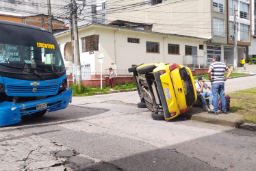 En Chipre, ayer, chocaron una buseta y un taxi.