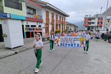 El desfile de los Juegos Interclases se cumplió con éxito.