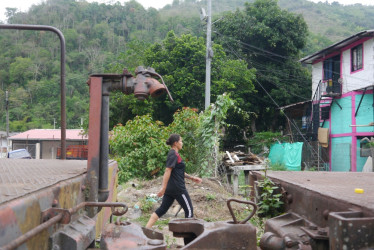 Habitantes de Arauca (Palestina) piden el retiro de estos materiales de la línea férrea.