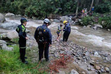 Labores de rescate de la familia en la quebrada de Gallinazo.