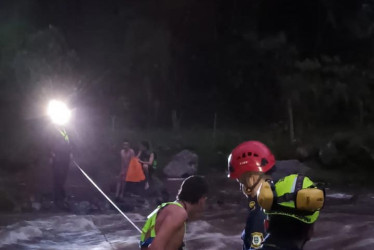 El rescate de los tres jóvenes en la quebrada Montaño.